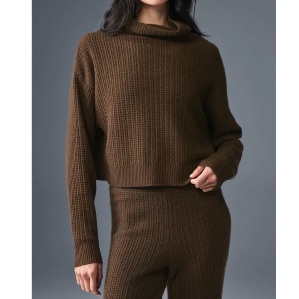 ALO Yoga Womens Cashmere Waffle Cropped Long Sleeve Turtleneck Small Brown NEW